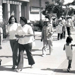 Helen Chavez & Esther Uranday UFW picket line against California Farm Bureau in Bakersfield 1972